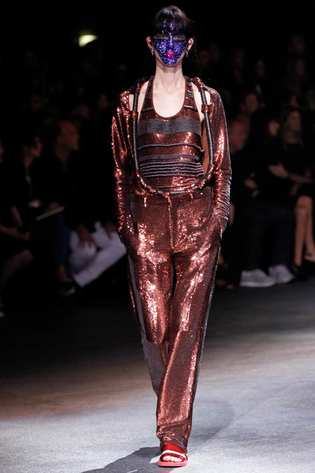 Givenchy đính sequin lên mặt người mẫu - 7