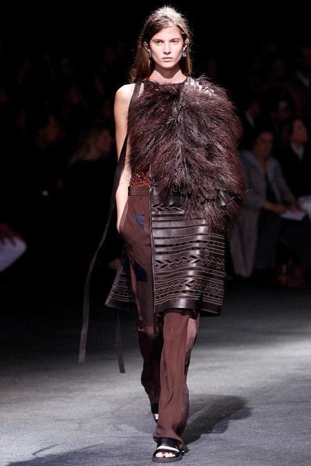 Givenchy đính sequin lên mặt người mẫu - 8