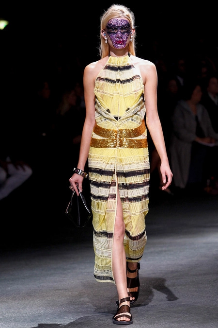 Givenchy đính sequin lên mặt người mẫu - 9
