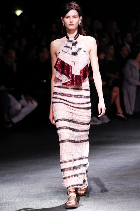 Givenchy đính sequin lên mặt người mẫu - 10