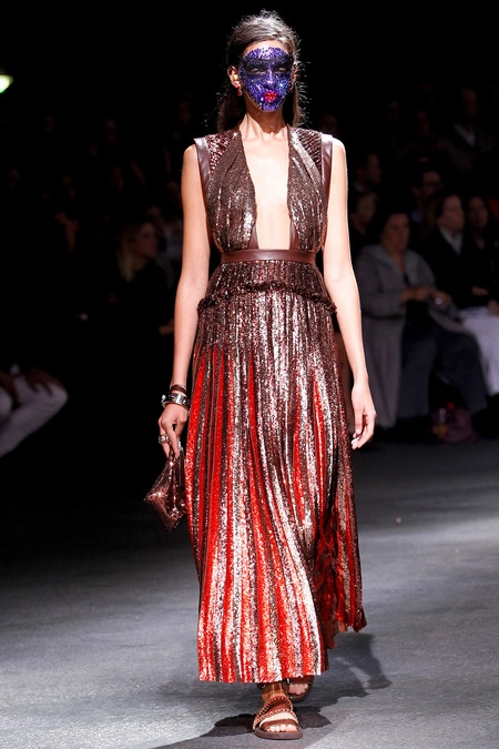Givenchy đính sequin lên mặt người mẫu - 11