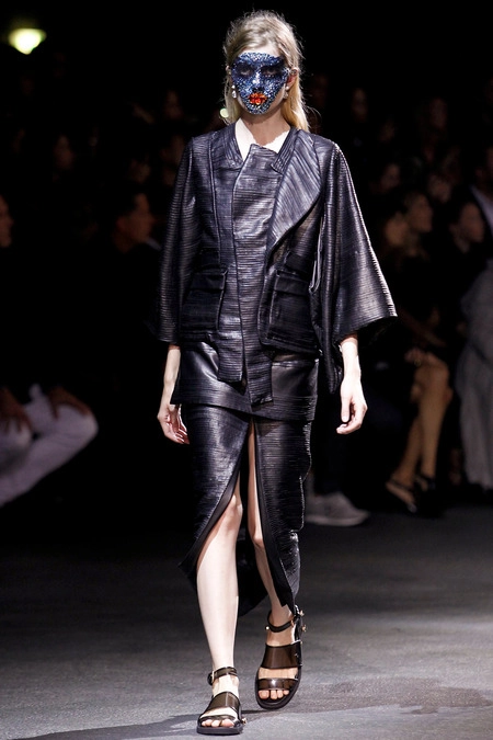 Givenchy đính sequin lên mặt người mẫu - 1