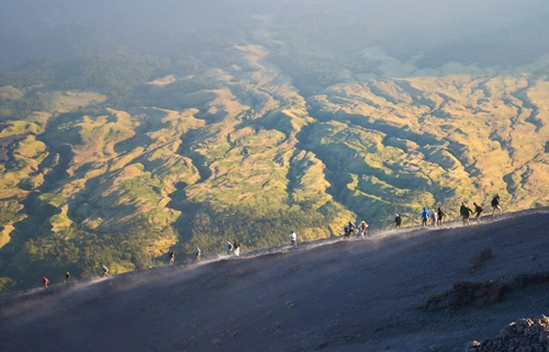 Gunung rinjani hành trình cheo leo bên miệng núi lửa - 2