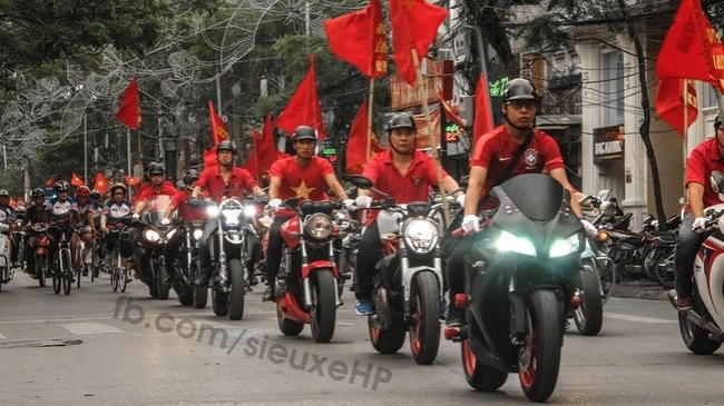 Hàng chục xe mô tô pkl tham gia diễu hành ở hải phòng - 1