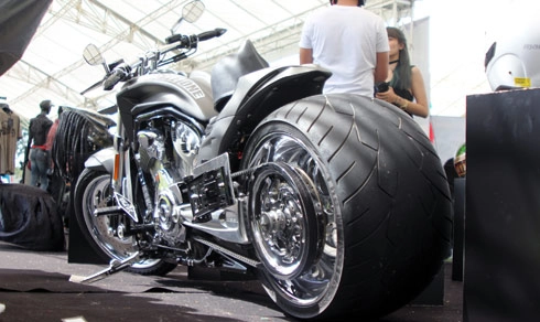 Harley-davidson v-rod độ của một biker sài gòn - 1