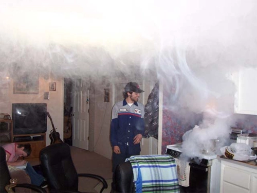 Hở hộp kỹ thuật có thể gây ngạt khói bốc mùi ở chung cư - 1