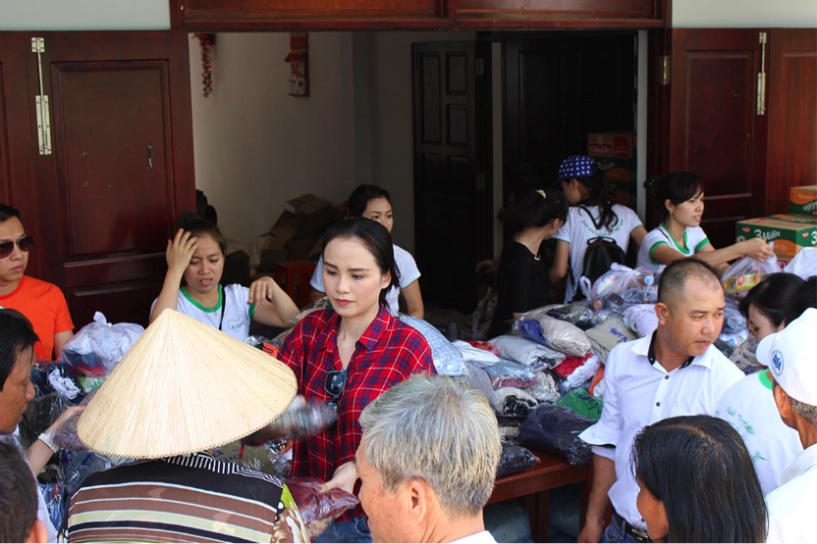 Hoa hậu diễm hương và nghệ sĩ thanh thủy tặng nhà cho người nghèo - 6