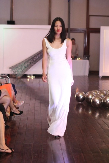 Hoàng khánh ngọc về việt nam diễn catwalk - 1