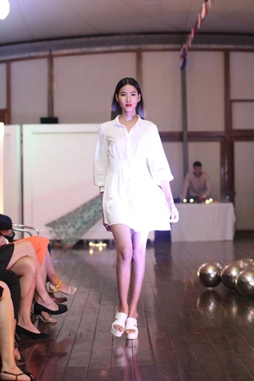 Hoàng khánh ngọc về việt nam diễn catwalk - 2