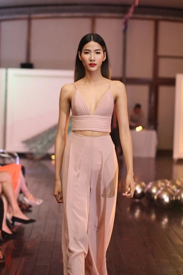 Hoàng khánh ngọc về việt nam diễn catwalk - 3