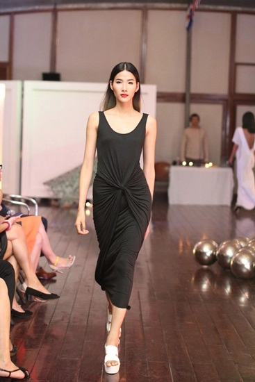 Hoàng khánh ngọc về việt nam diễn catwalk - 4