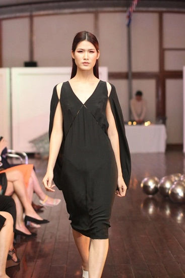 Hoàng khánh ngọc về việt nam diễn catwalk - 7