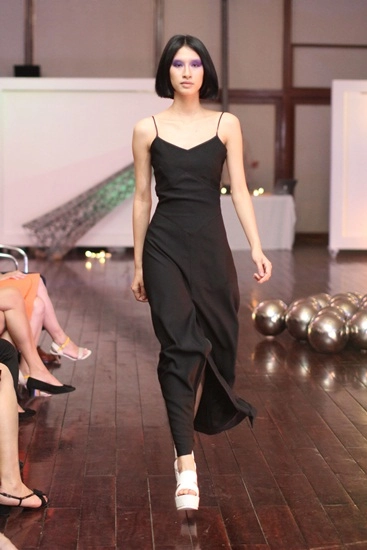 Hoàng khánh ngọc về việt nam diễn catwalk - 11