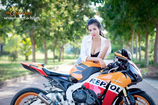 Honda cbr1000rr repsol đầy phong cách bên chân dài gợi cảm - 10