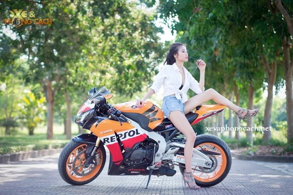 Honda cbr1000rr repsol đầy phong cách bên chân dài gợi cảm - 14