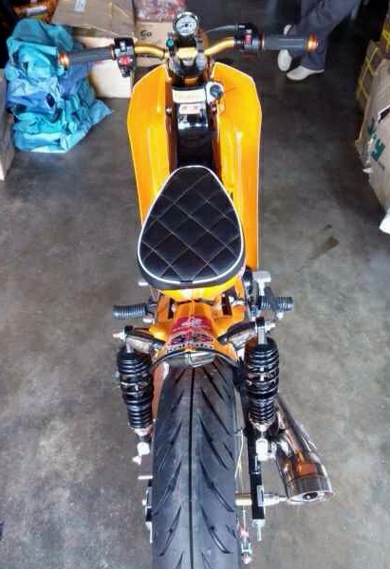 Honda cub độ bobber với cặp bánh siêu bự - 4