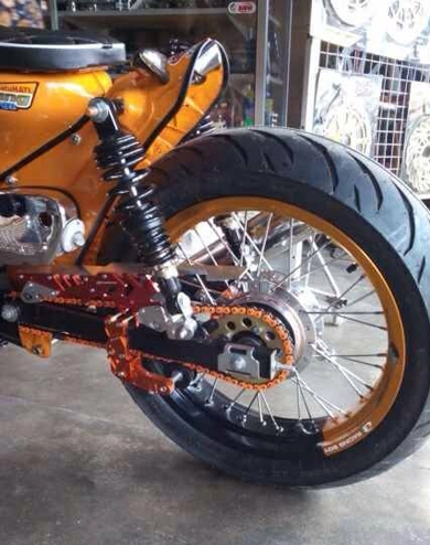 Honda cub độ bobber với cặp bánh siêu bự - 5