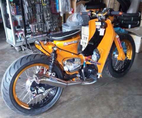 Honda cub độ bobber với cặp bánh siêu bự - 2