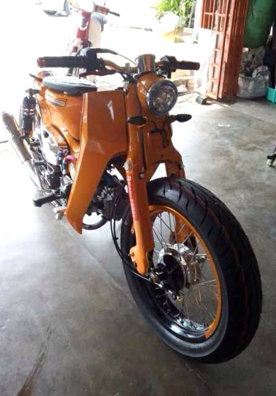 Honda cub độ bobber với cặp bánh siêu bự - 3