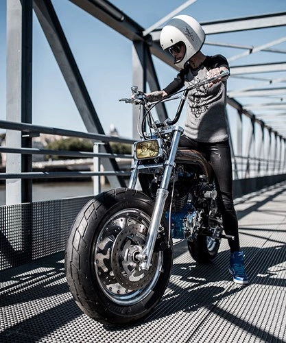 Honda dax 500cc độ siêu dị của một nữ biker dân chơi - 2
