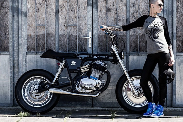 Honda dax 500cc độ siêu dị của một nữ biker dân chơi - 10