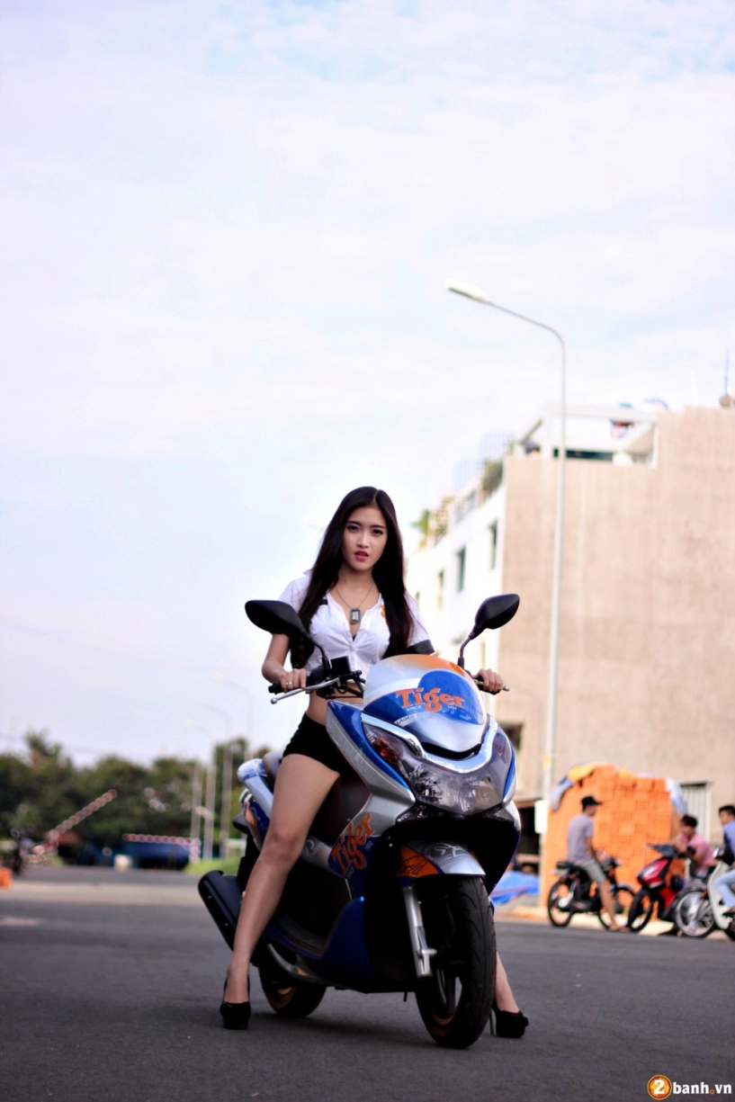 Honda pcx phiên bản tiger beer đọ dáng cùng police girl - 1