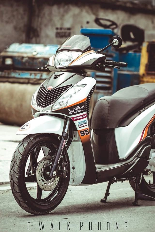 Honda sh lịch lãm tạo dáng đầy cuốn hút - 2