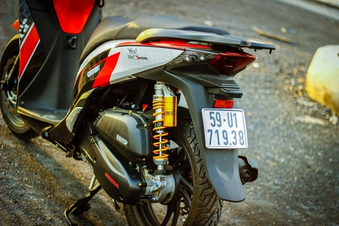 Honda sh sơn tem đấu lên đồ chơi hiệu của biker sài gòn - 7