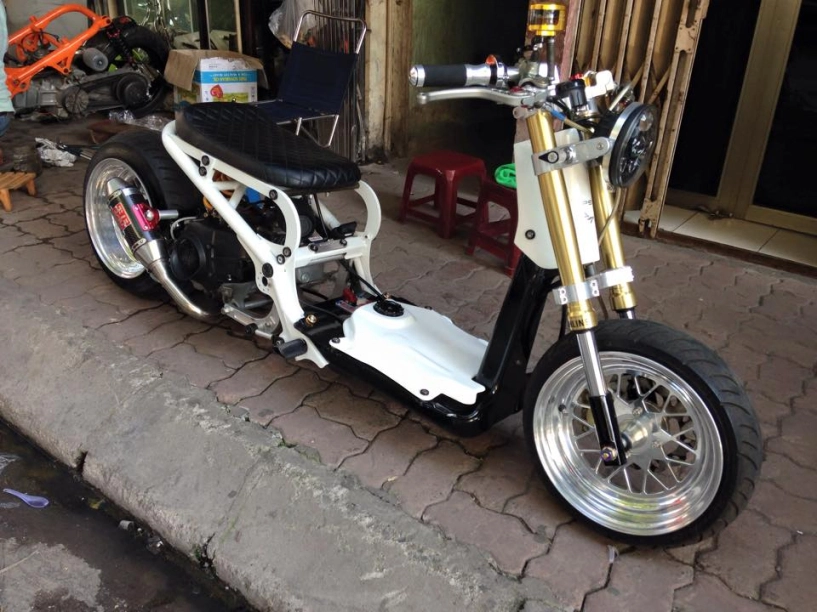 Honda zoomer độ khủng với đồ chơi hàng hiệu - 1