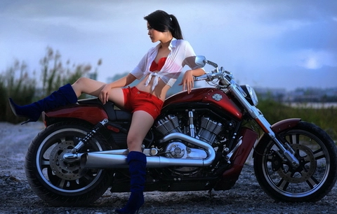 Hotgirl việt và mô tô khủng khiêu khích phái mạnh - 6