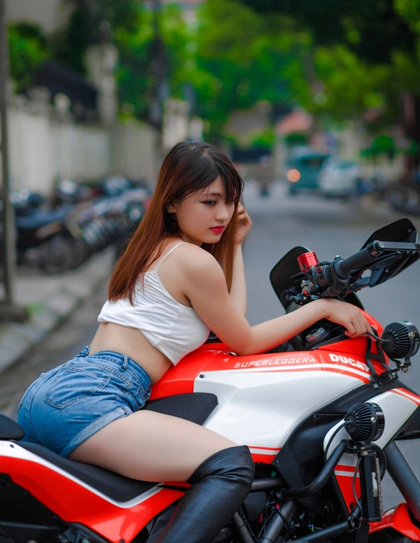 Hotgirl xinh đẹp đọ dáng cùng cặp đôi ducati multistrada 1200 - 4