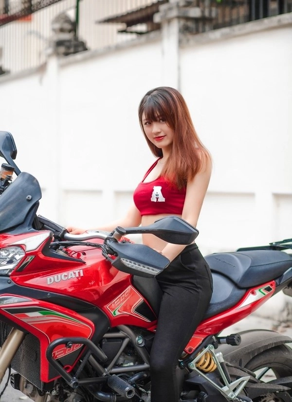 Hotgirl xinh đẹp đọ dáng cùng cặp đôi ducati multistrada 1200 - 8