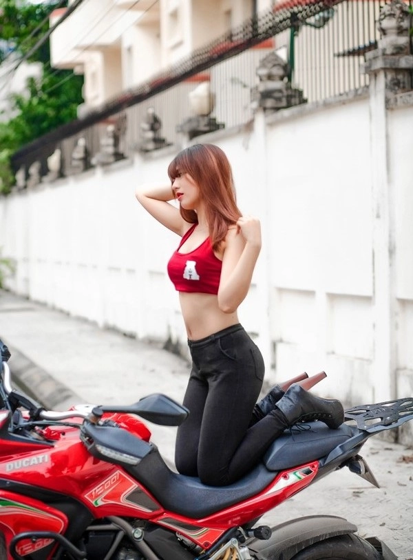 Hotgirl xinh đẹp đọ dáng cùng cặp đôi ducati multistrada 1200 - 9