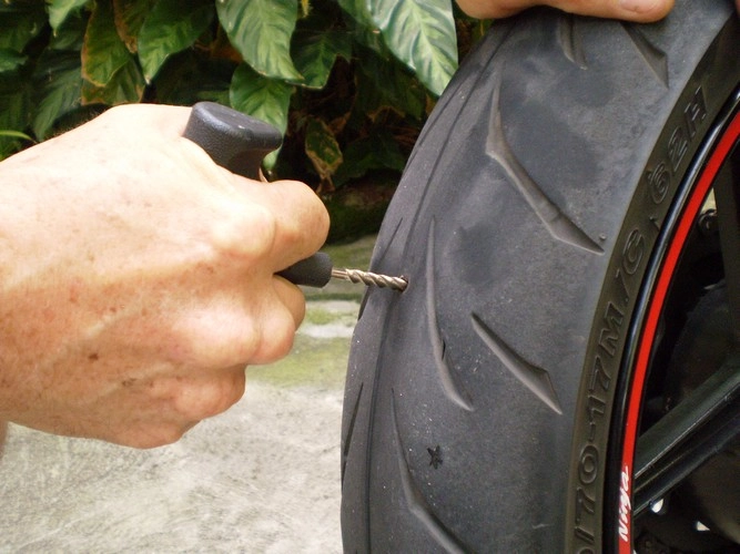 Hướng dẫn cách vá lốp xe không ruột - 4