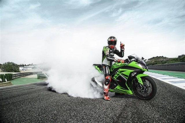 Kawasaki ninja 300 special edition có giá bán trên trời tại anh - 4