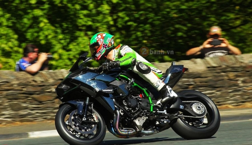 Kawasaki ninja h2r phá sức cùng tay đua trong giải đua isle of man tt - 1