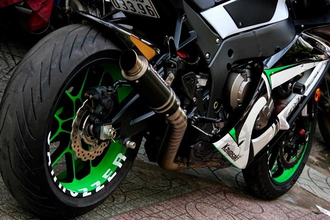 Kawasaki zx-10r độ phong cách với dàn áo được sơn tem đấu - 4