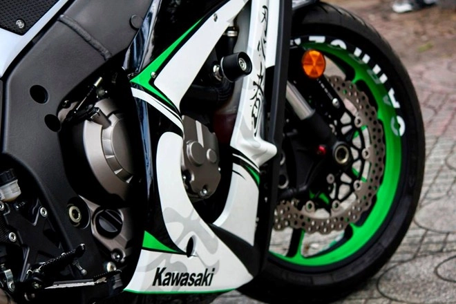 Kawasaki zx-10r độ phong cách với dàn áo được sơn tem đấu - 5