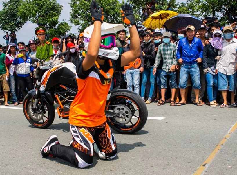 Khán giả phá hỏng cuộc đua biker malaysia vái lạy tại drag 400m bình dương - 2