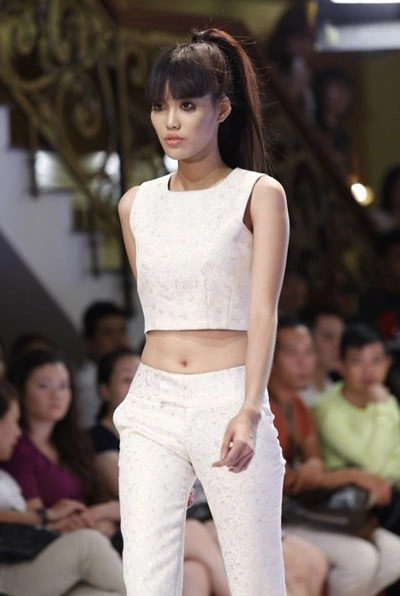 Khương ngọc dìu hạnh nguyên diễn catwalk - 4