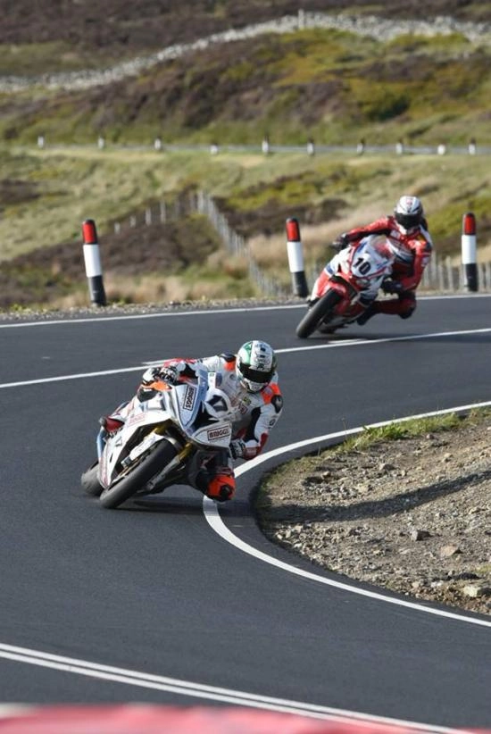 Kỉ lục tốc độ hạng solo bị phá vỡ tại iom tt 2015 - 5