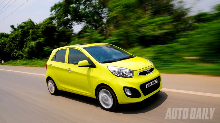 Kia morning và hyundai grand i10 so tài xế nhỏ - 1