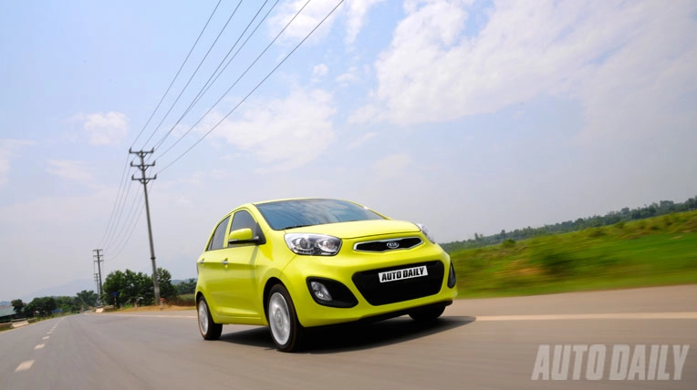 Kia morning và hyundai grand i10 so tài xế nhỏ - 4