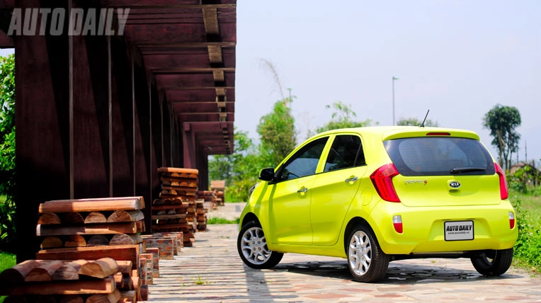 Kia morning và hyundai grand i10 so tài xế nhỏ - 6