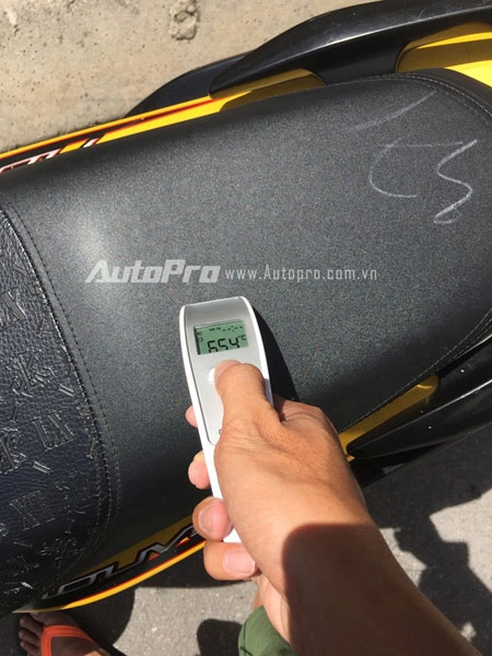 Kiểm tra độ nóng của yên và cốp xe dưới trời nắng kỷ lục - 5