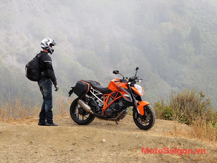 Ktm 1290 super duke r đoạt giải xe môtô của năm 2014 - 13