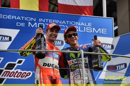Lorenzo có chiến thắng thứ ba liên tiếp tại motogp 2015 và lần thứ 36 trong sự nghiệp - 13