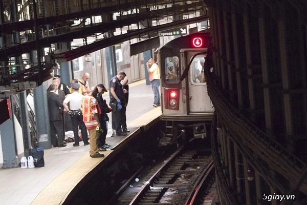 Mải nhặt ipad thiếu nữ bị tàu điện ngầm nghiền nát - 1