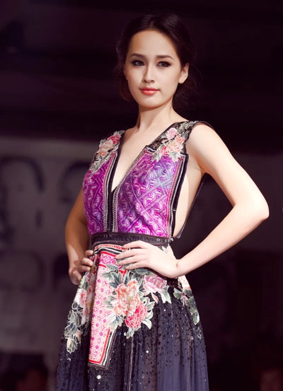 Mai phương thúy tung váy trên sàn catwalk - 6