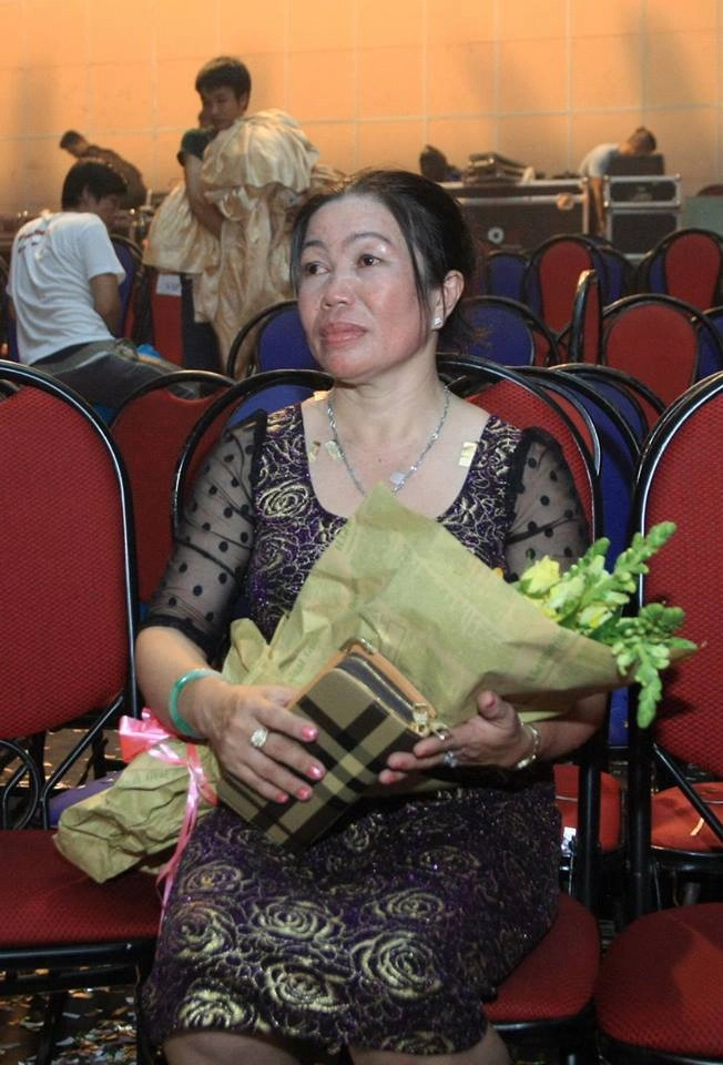 Mẹ bảo lâm bật khóc vì không chen nổi để tặng hoa cho con - 5
